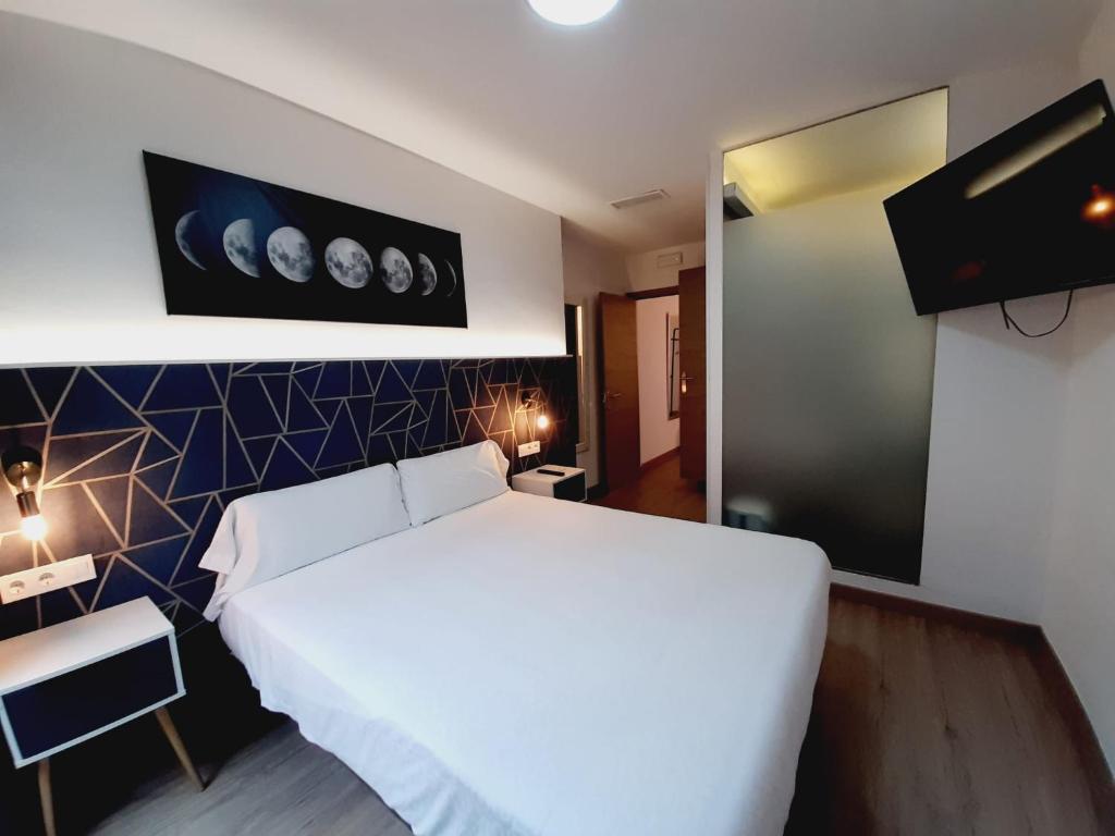 Posteľ alebo postele v izbe v ubytovaní Hostal Laia by gaiarooms