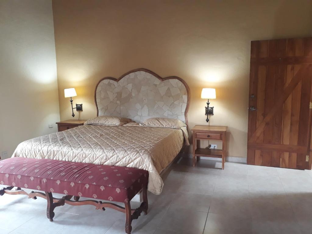 1 dormitorio con 1 cama grande y 2 mesitas de noche en Valle Luna, en El Valle de Antón