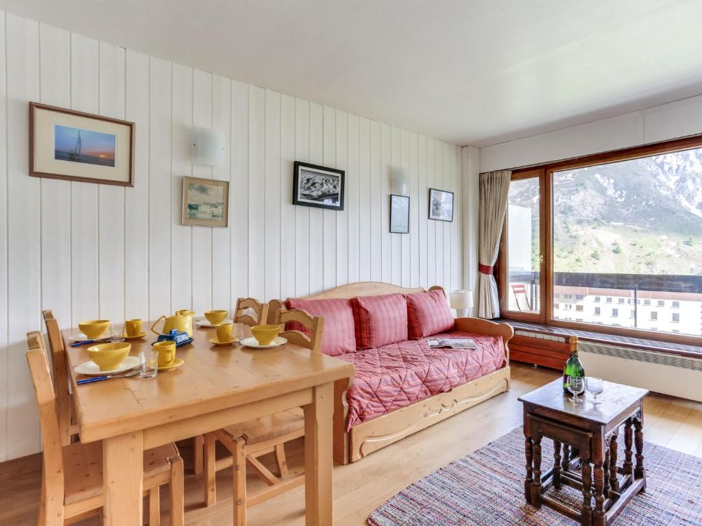 ein Wohnzimmer mit einem Tisch und einem Sofa in der Unterkunft Apartment Le Bec Rouge - Le Lac-5 by Interhome in Tignes