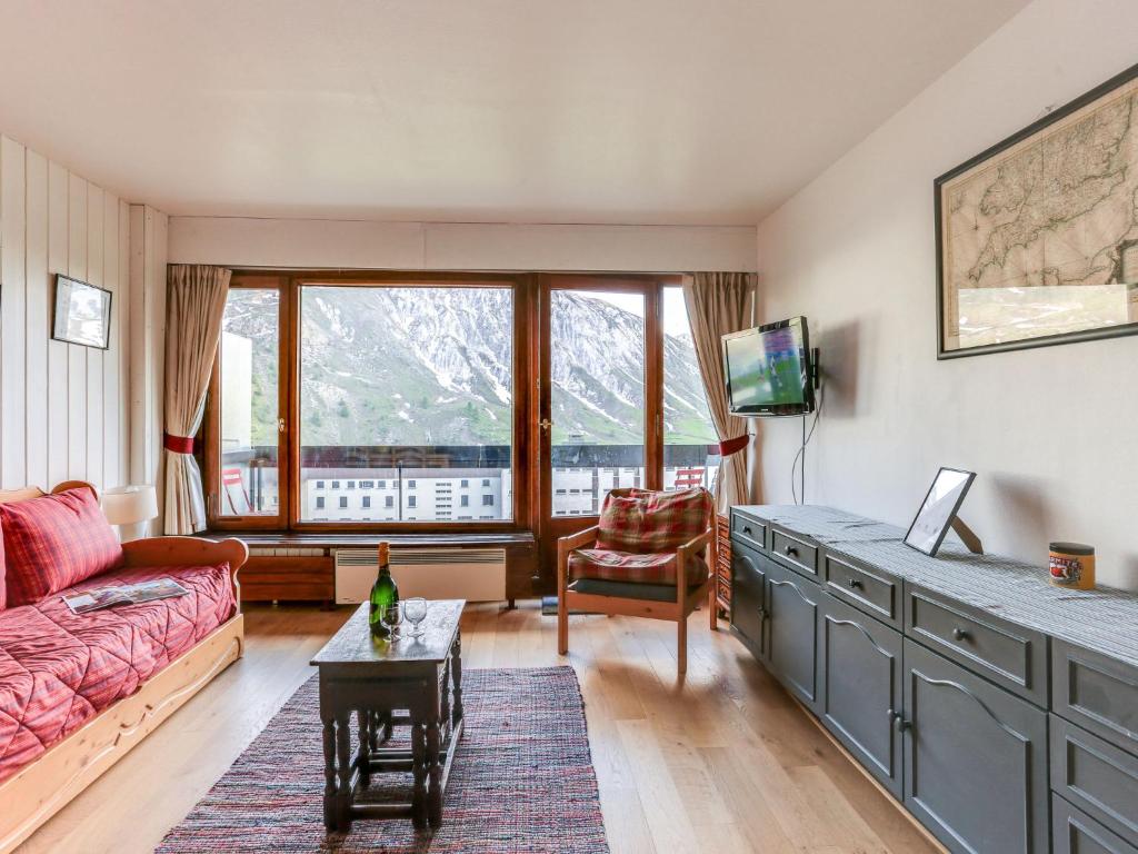 een woonkamer met een bank en een tafel bij Apartment Le Bec Rouge - Le Lac-5 by Interhome in Tignes