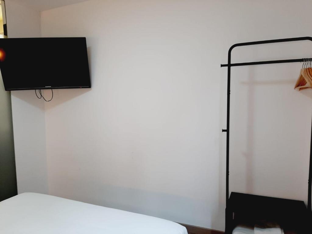 Posteľ alebo postele v izbe v ubytovaní Hostal Laia by gaiarooms