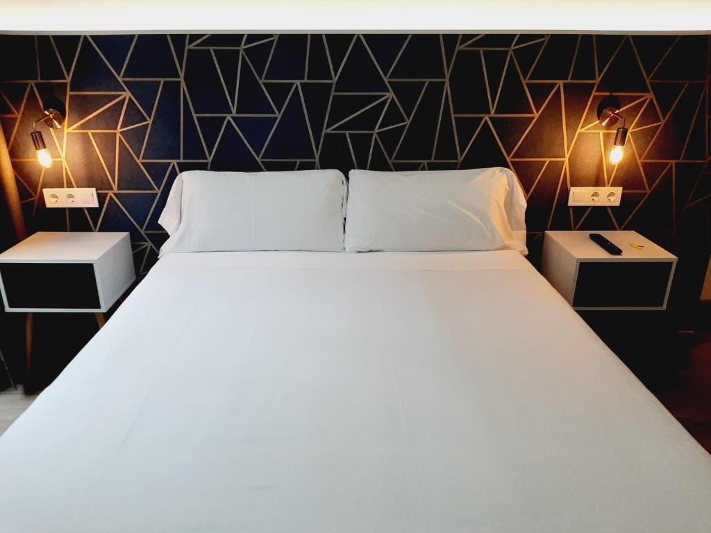 Posteľ alebo postele v izbe v ubytovaní Hostal Laia by gaiarooms