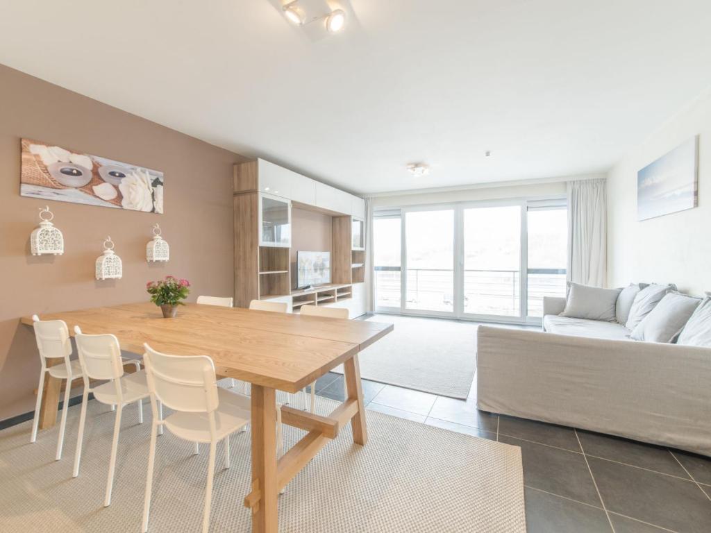 ブレーデネにあるApartment Residentie Albatros by Interhomeのキッチン、リビングルーム(木製テーブル、椅子付)