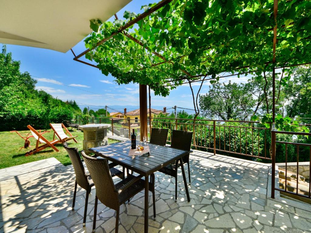 Vonkajšia záhrada v ubytovaní Apartment Nives-1 by Interhome