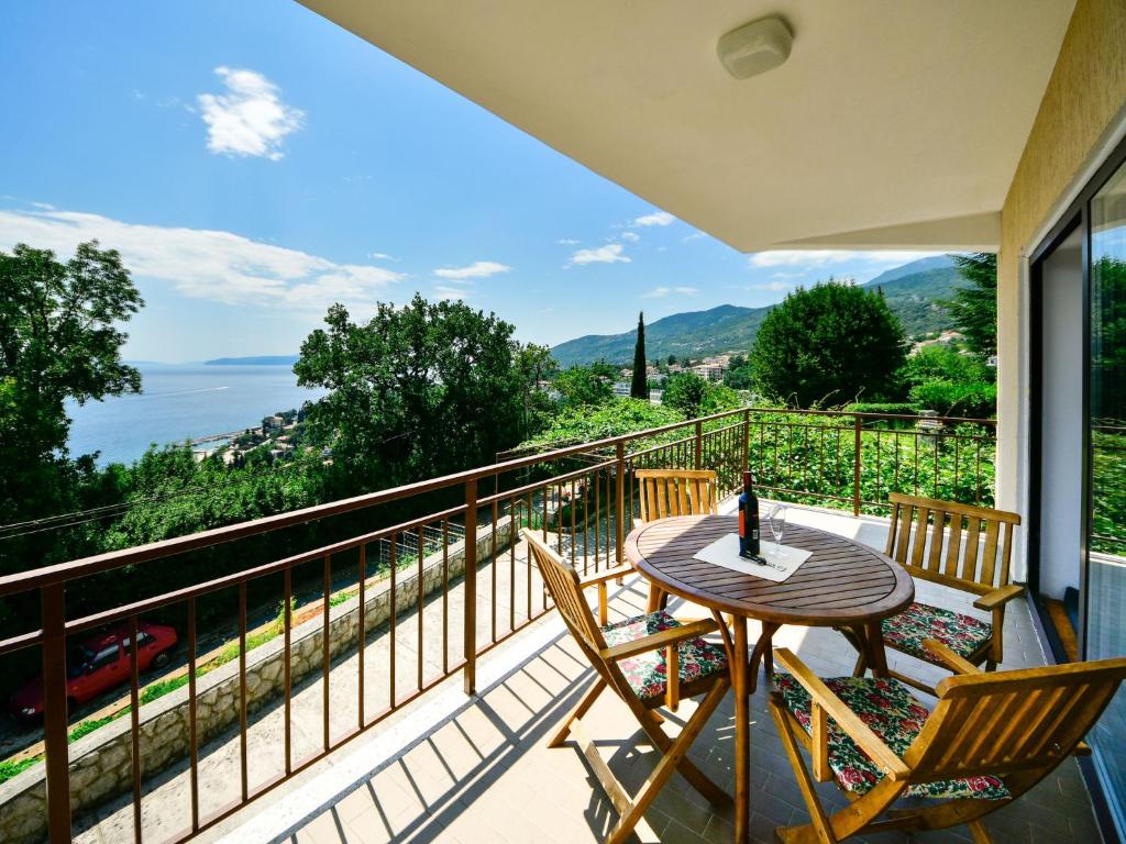 einen Balkon mit einem Tisch und Stühlen sowie Aussicht in der Unterkunft Apartment Nives-2 by Interhome in Ičići