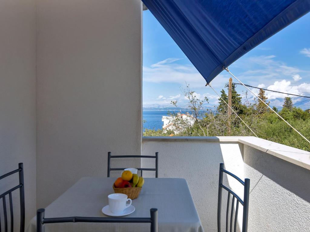 een tafel en stoelen met een fruitschaal op een balkon bij Apartment Cico-6 by Interhome in Selca kod Bogomolja