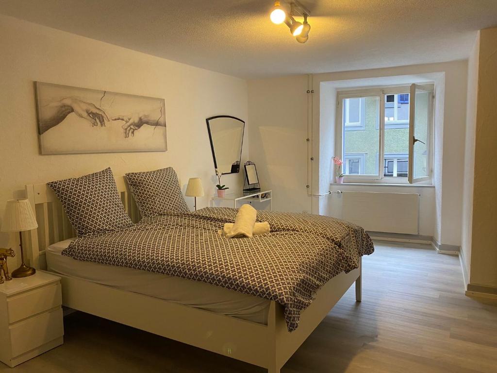 een slaapkamer met een bed en een groot raam bij Private Studio Apartment in Bremgarten in Bremgarten