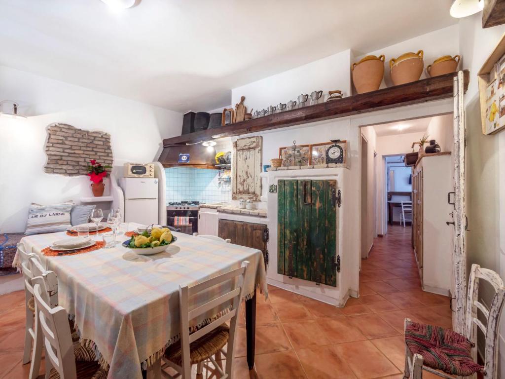 kuchnia i jadalnia ze stołem i krzesłami w obiekcie Apartment Palazzo Antiche Porte-1 by Interhome w Rimini