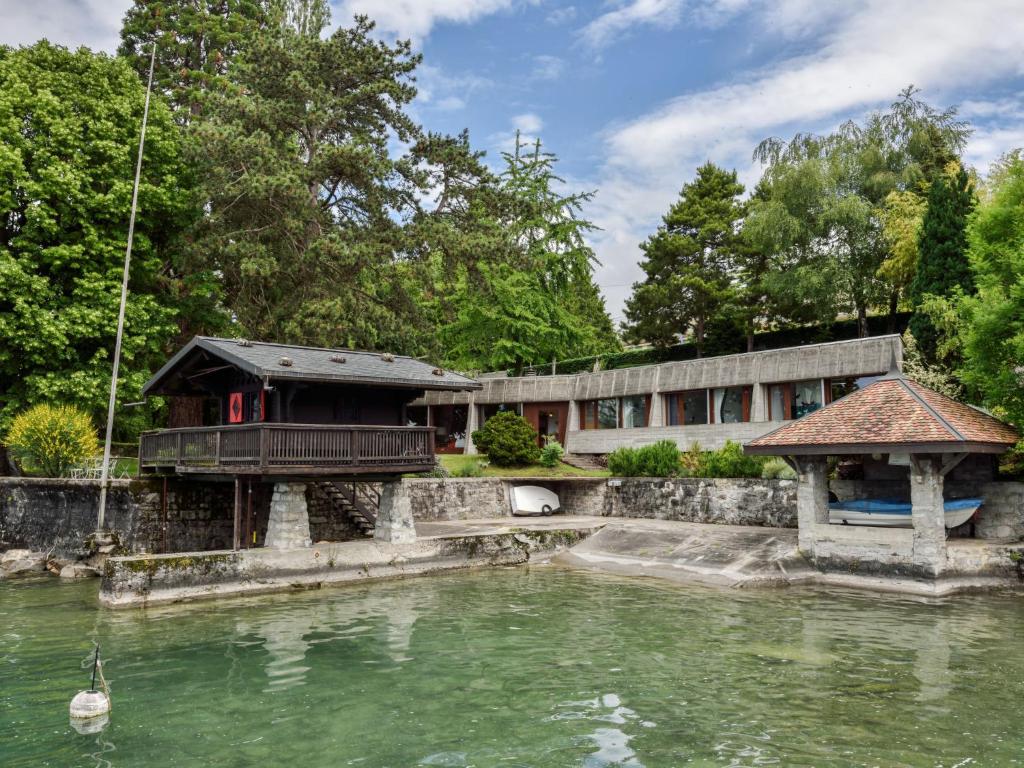 une maison assise au-dessus d'une masse d'eau dans l'établissement Villa Duck House by Interhome, à Clarens