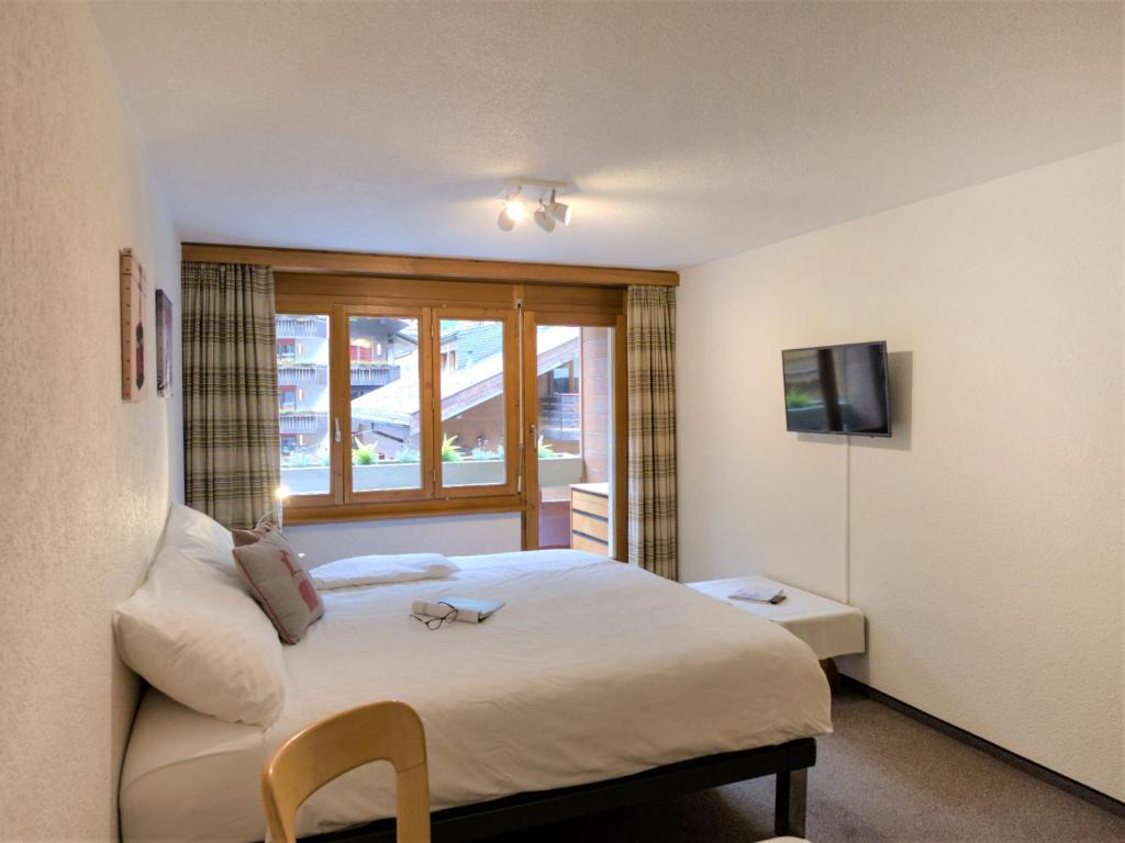une chambre d'hôtel avec un lit et une fenêtre dans l'établissement Apartment Bellevue-6 by Interhome, à Zermatt