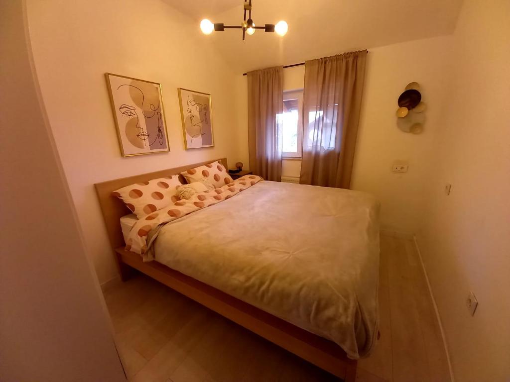 En eller flere senge i et værelse på Apartman Mirella