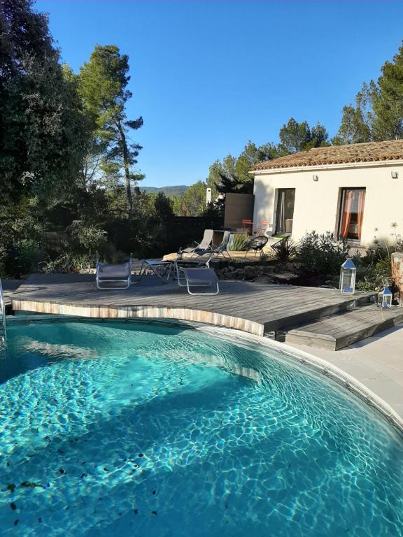 una piscina frente a una casa en LE LAVANDIN, en Flayosc