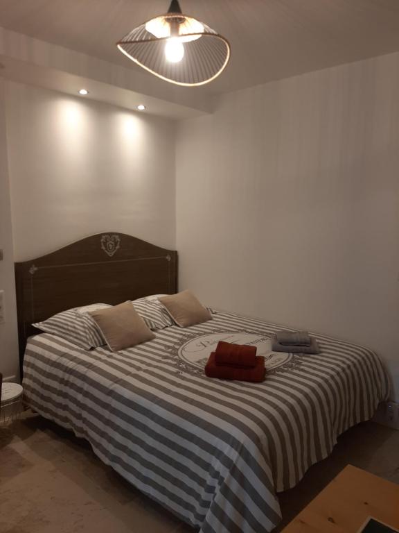 Postel nebo postele na pokoji v ubytování LE LAVANDIN