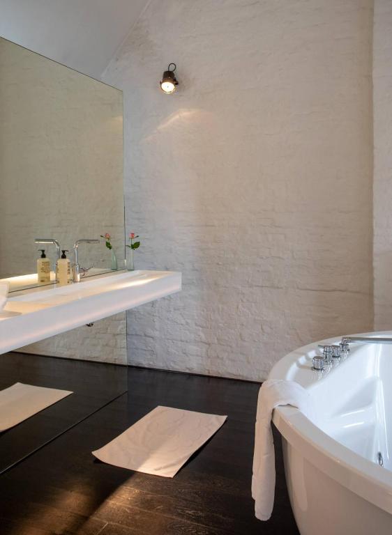 Koupelna v ubytování B&B Suites FEEK