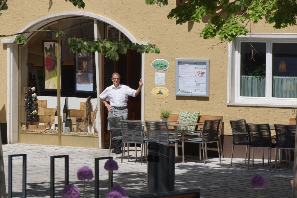 un hombre parado en la puerta de un edificio en Gasthof Teufl, en Purgstall