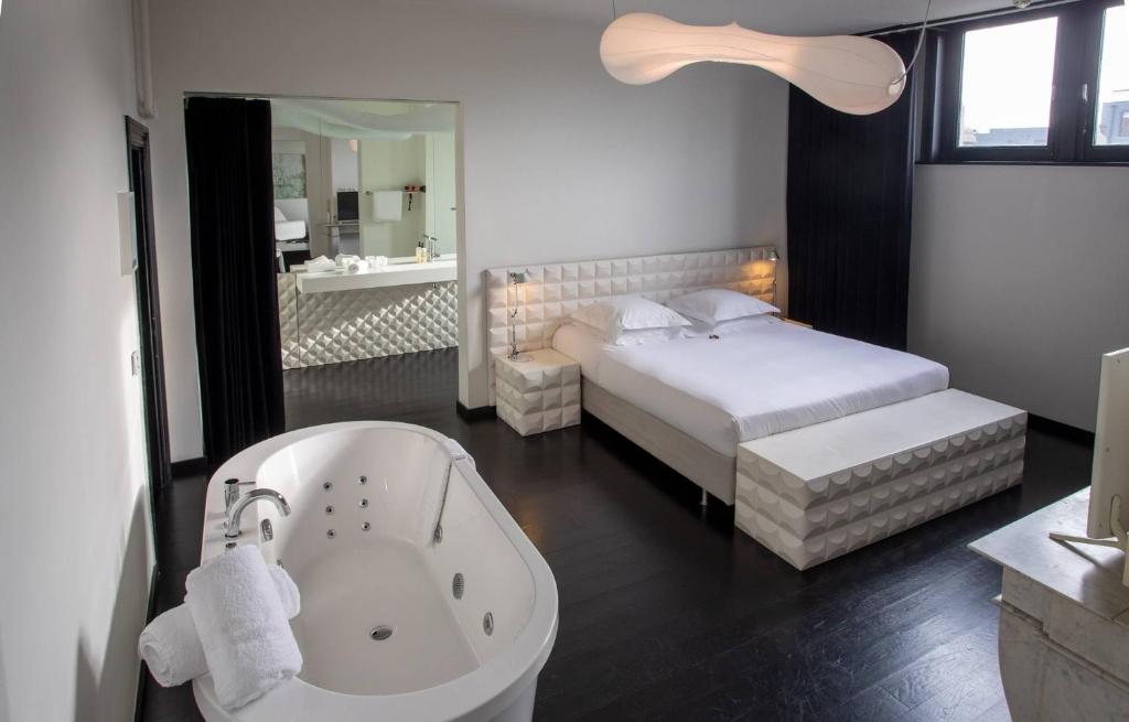 Postel nebo postele na pokoji v ubytování B&B Suites FEEK