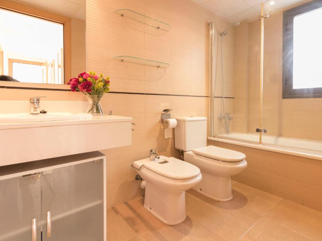 A bathroom at Apartment Goleta-2 by Interhome