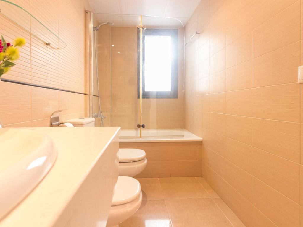 A bathroom at Apartment Goleta-2 by Interhome