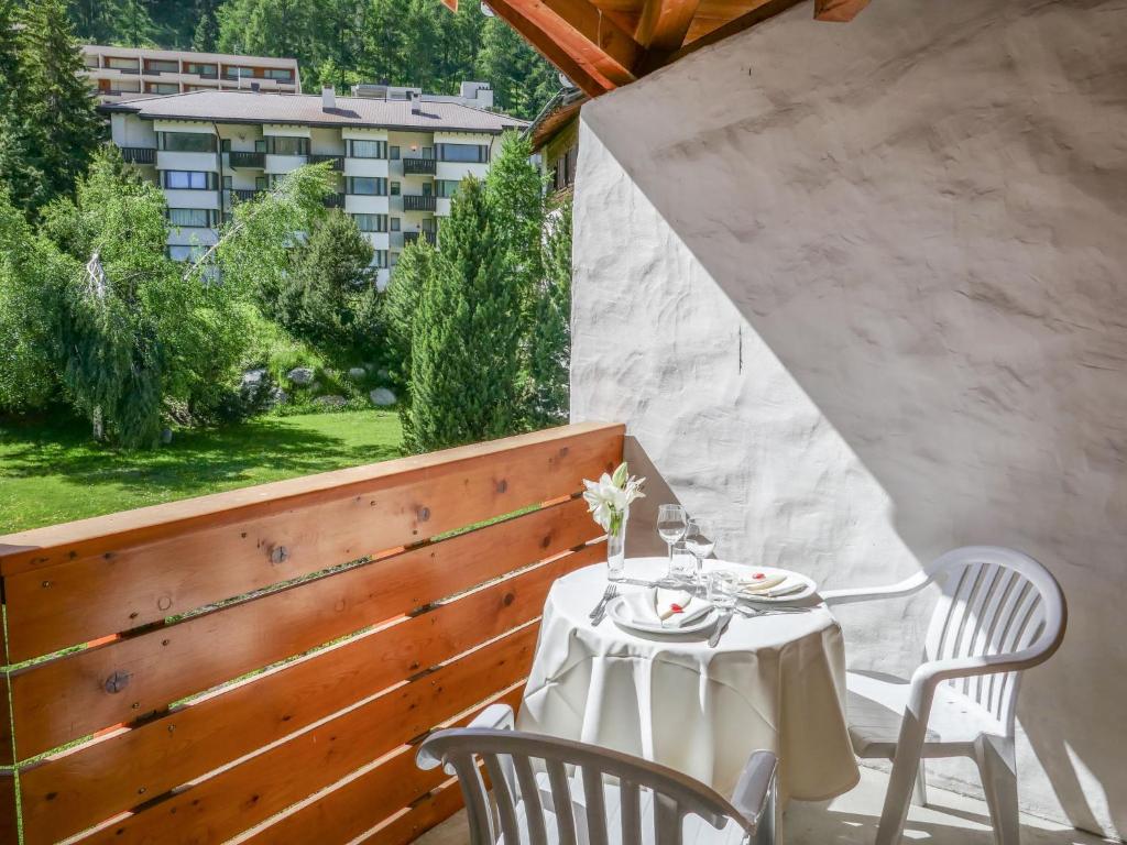 Balkón nebo terasa v ubytování Apartment Chesa Maurus A12 by Interhome