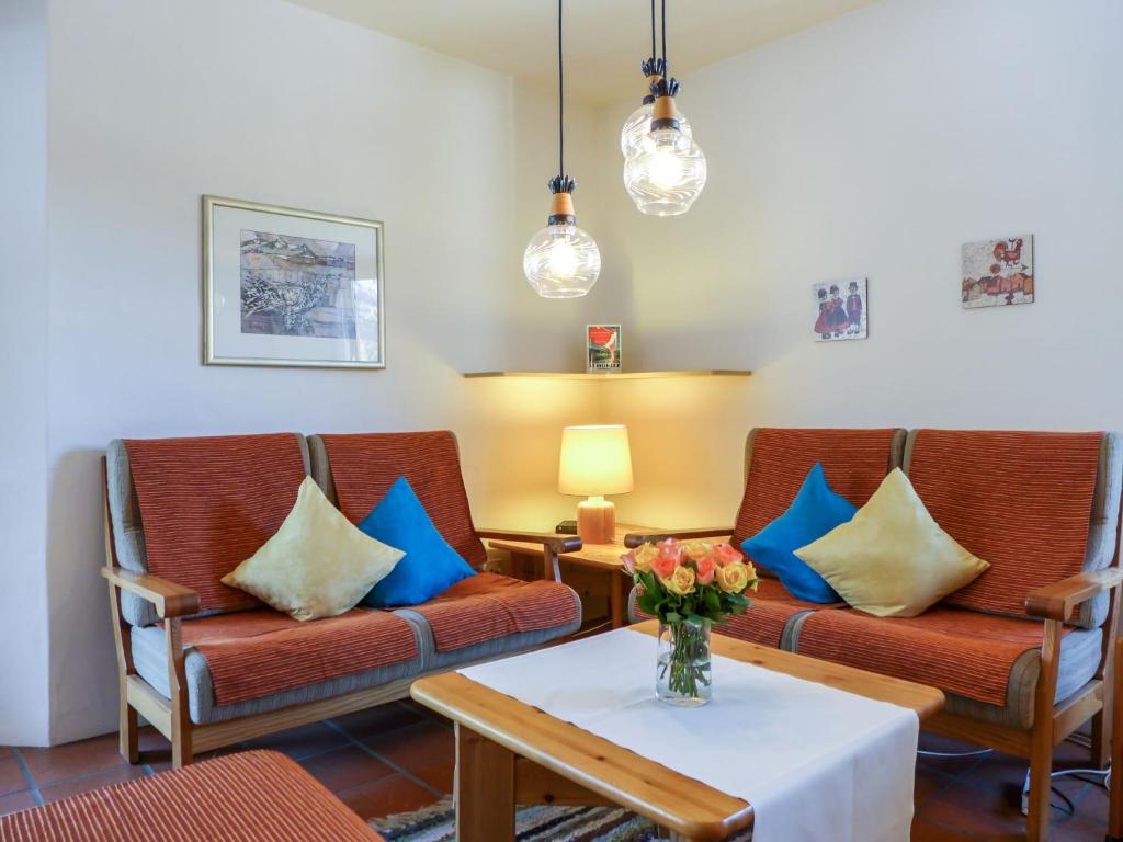 Posezení v ubytování Apartment Chesa Maurus A12 by Interhome