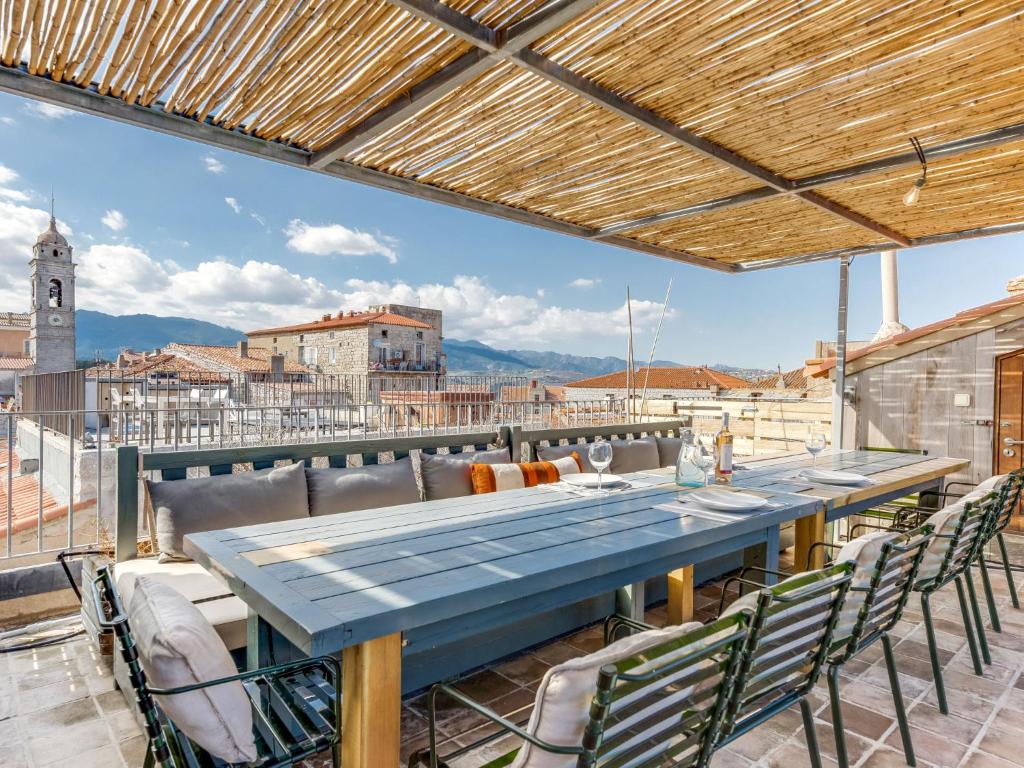 uma mesa azul e cadeiras no telhado de um edifício em Apartment La Porte Génoise by Interhome em Porto-Vecchio
