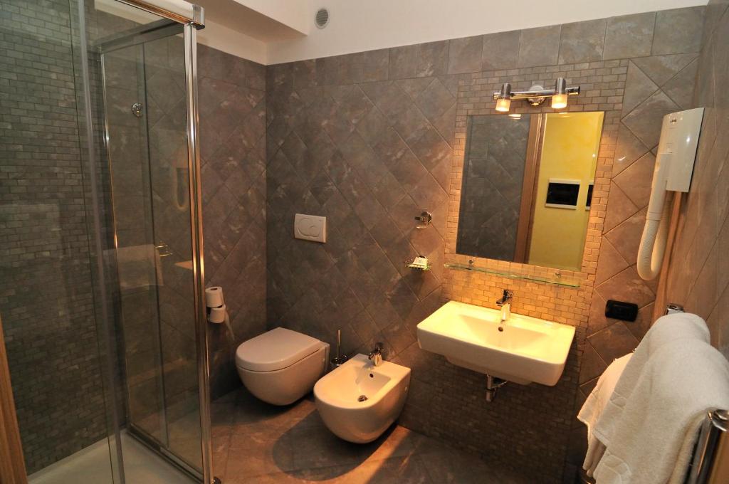 łazienka z umywalką, toaletą i prysznicem w obiekcie La Locanda del Cavaliere w mieście Borgo Montello