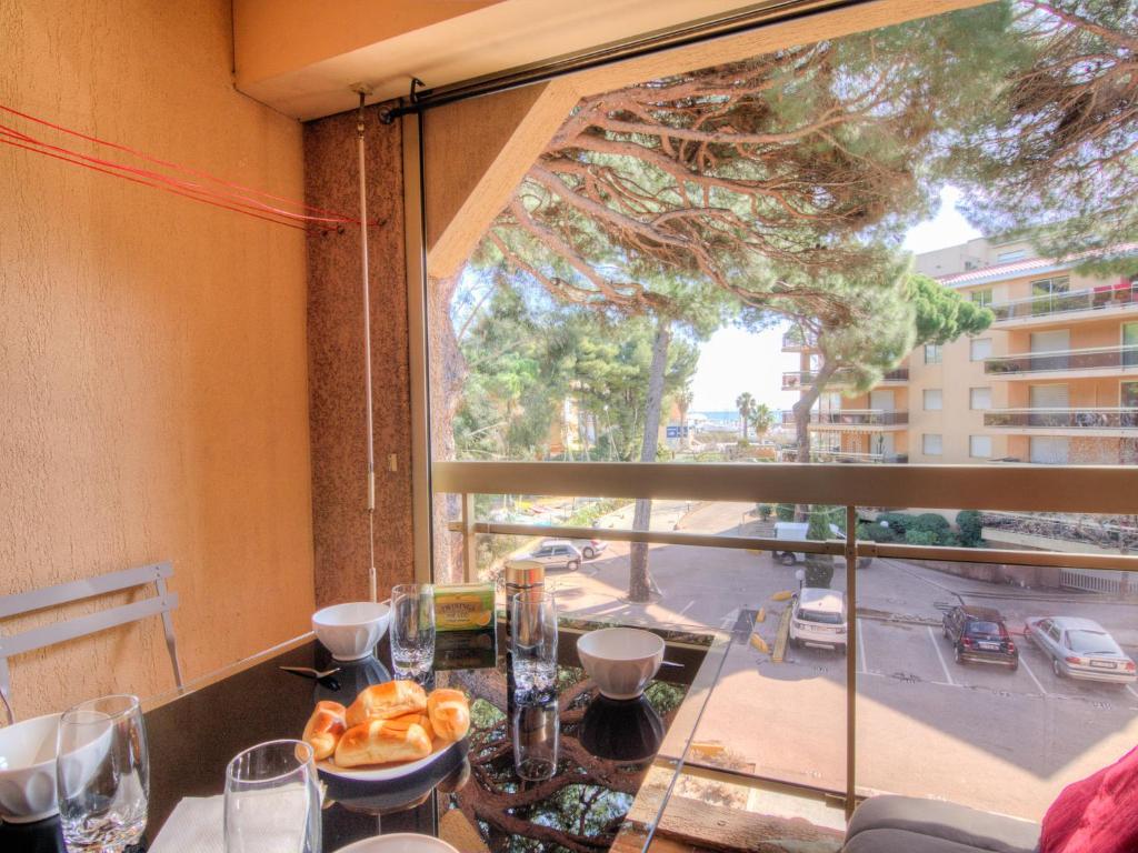 - une table avec vue sur la rue depuis une fenêtre dans l'établissement Apartment Les Régatiers by Interhome, à Hyères