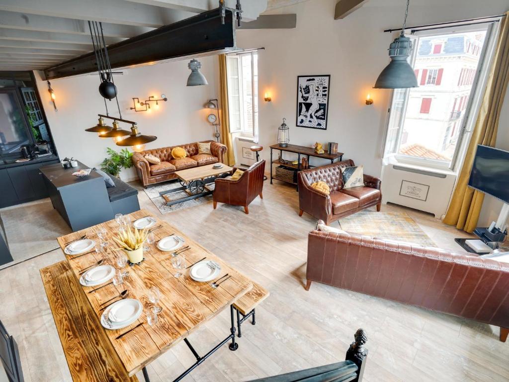 - un salon avec une table et un canapé dans l'établissement Apartment Jaulerry by Interhome, à Biarritz