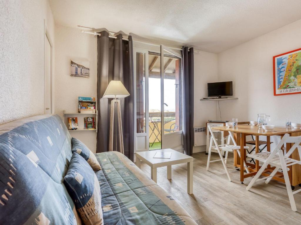 un salon avec un canapé et une table dans l'établissement Apartment Trinquart-6 by Interhome, à Seignosse