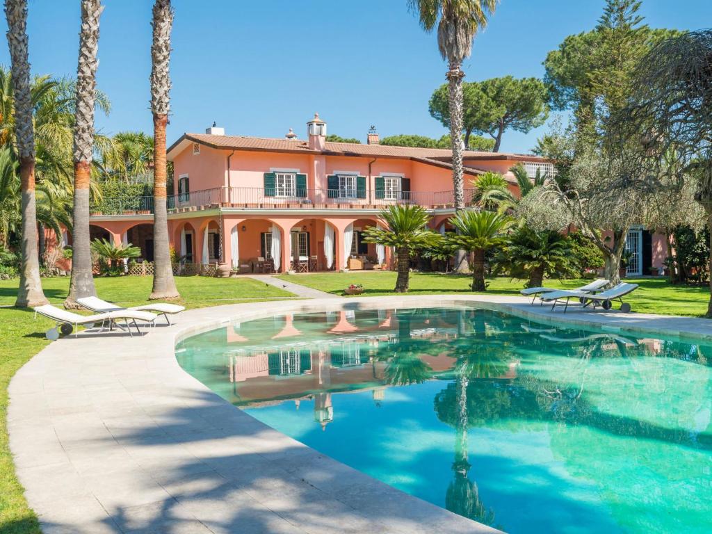 ein Grundstück mit einem Pool vor einem Haus in der Unterkunft Villa Giulia by Interhome in La Massimina-Casal Lumbroso