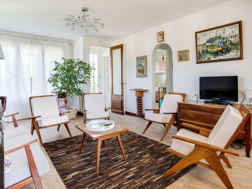 sala de estar con sillas blancas y piano en Holiday Home Da Tim'bi by Interhome, en Cabourg