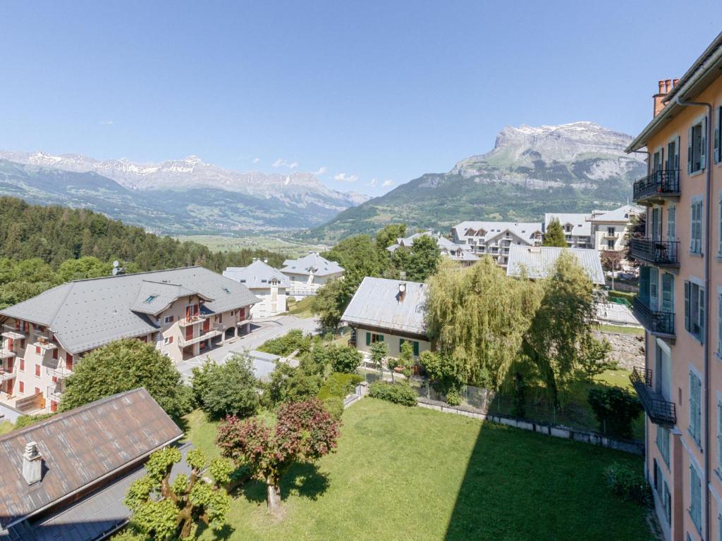 une vue aérienne sur une ville avec des maisons et des arbres dans l'établissement Apartment La Résidence by Interhome, à Saint-Gervais-les-Bains