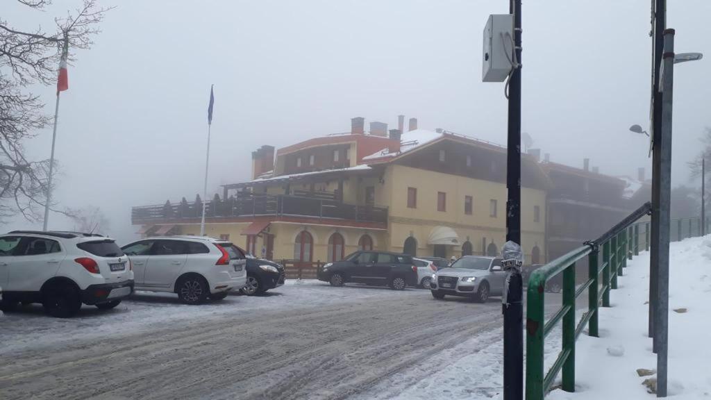 a group of cars parked in a parking lot in the snow at Casa Sigiu - La Vetta in Terminillo