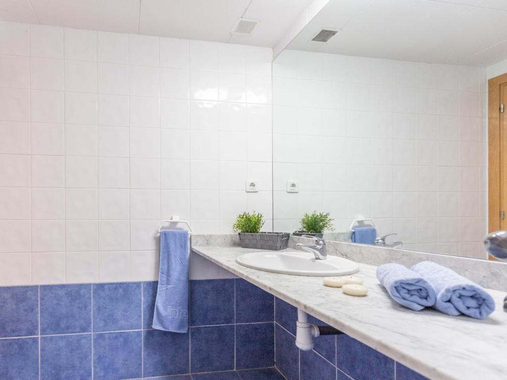 Kúpeľňa v ubytovaní Apartment Port Canigó-8 by Interhome