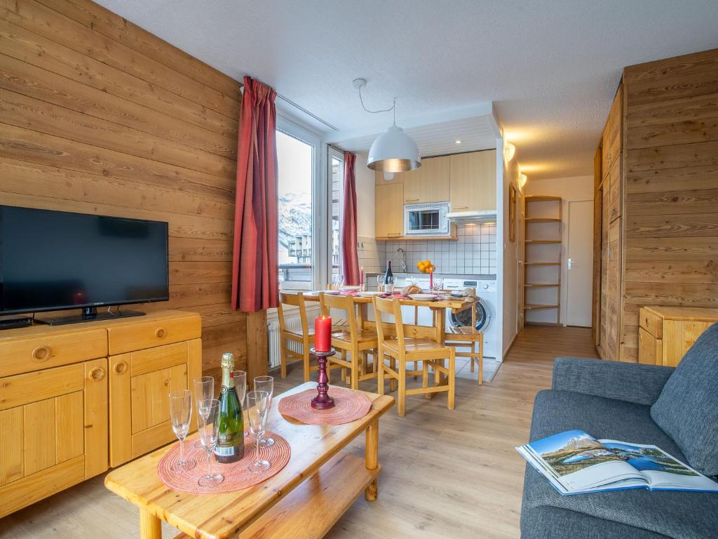 sala de estar con sofá y mesa con copas de vino en Apartment Le Prariond - Val Claret-11 by Interhome, en Tignes