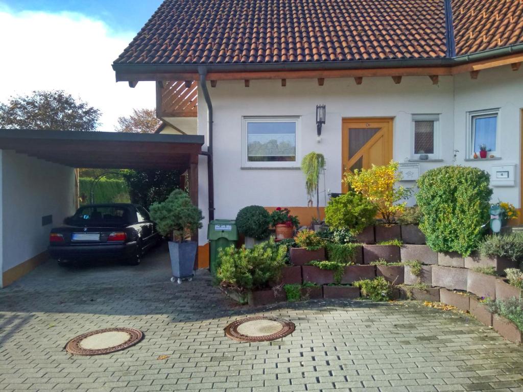 ein Haus mit einem davor geparkt in der Unterkunft Apartment Donau by Interhome in Donaueschingen