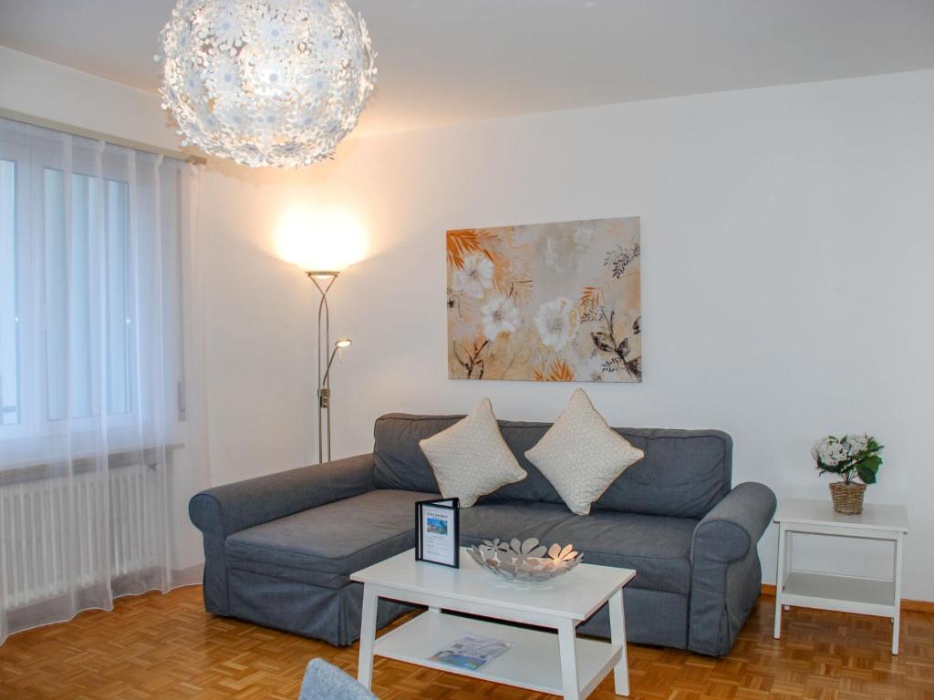 sala de estar con sofá y mesa en Apartment Junior Suite 1-4 by Interhome, en Ascona