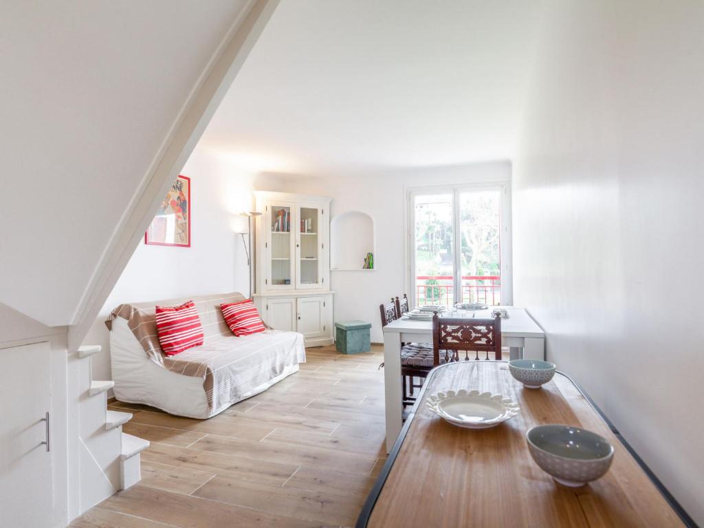 ein Wohnzimmer mit einem Tisch und einem Sofa in der Unterkunft Apartment La Cité du Lac-4 by Interhome in Saint-Jean-de-Luz