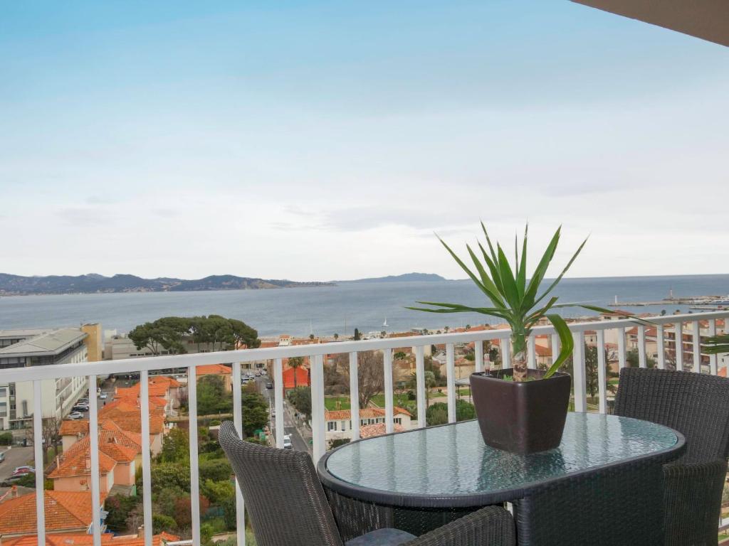 une table avec une plante en pot au-dessus d'un balcon dans l'établissement Apartment Résidence La Brulière by Interhome, à La Ciotat