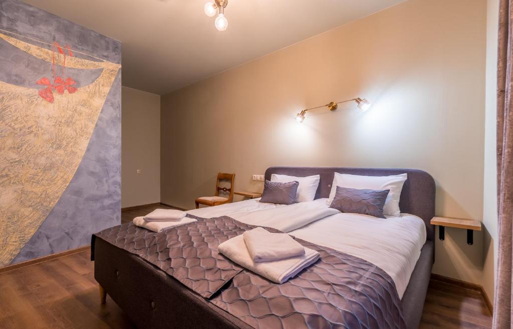 Postel nebo postele na pokoji v ubytování Boutique Kosher Hotel Tourfa