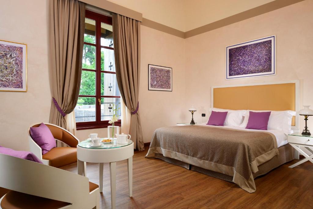 Postel nebo postele na pokoji v ubytování Castello Dal Pozzo Resort Lago Maggiore - Preferred Hotels & Resorts