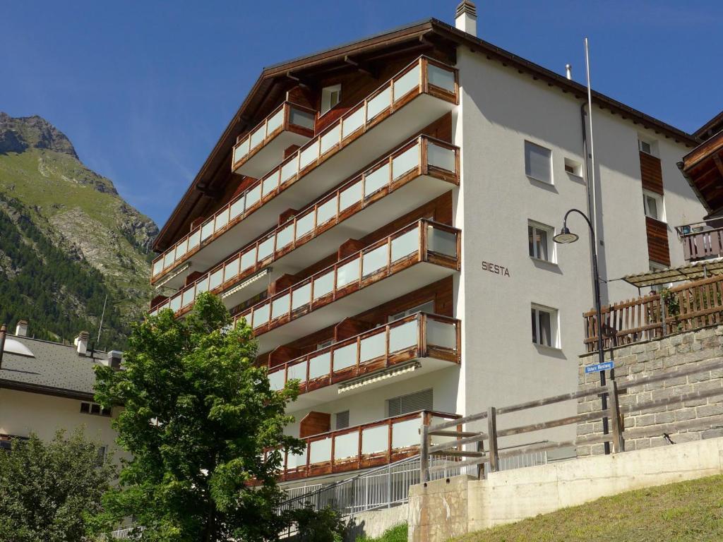 - un bâtiment avec des balcons sur le côté dans l'établissement Apartment Siesta by Interhome, à Zermatt