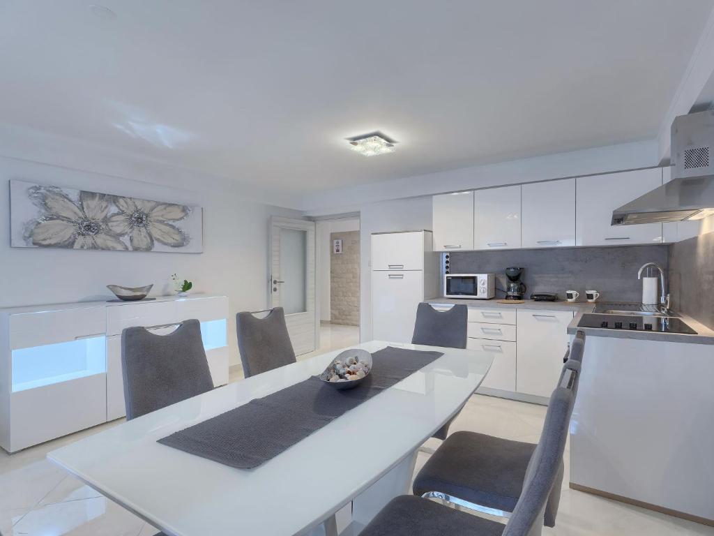 Kuchnia lub aneks kuchenny w obiekcie Apartment Meden by Interhome