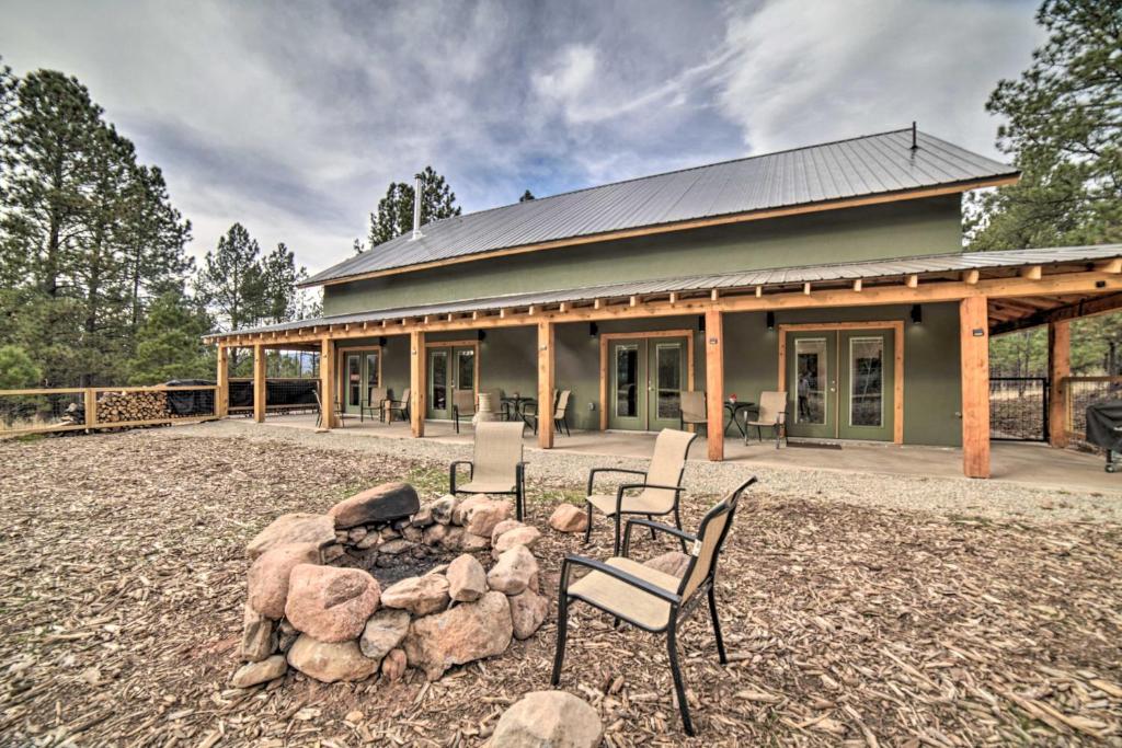 Family Home with Fire Pit about 1 Mile to Slopes! (Angel Fire) – oppdaterte  priser for 2022