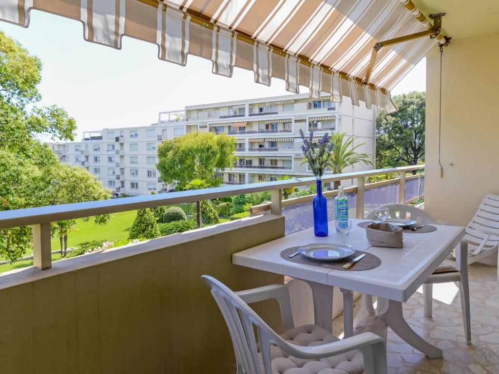 d'une table et de chaises sur un balcon avec vue sur un bâtiment. dans l'établissement Apartment Le Vega by Interhome, à Cagnes-sur-Mer