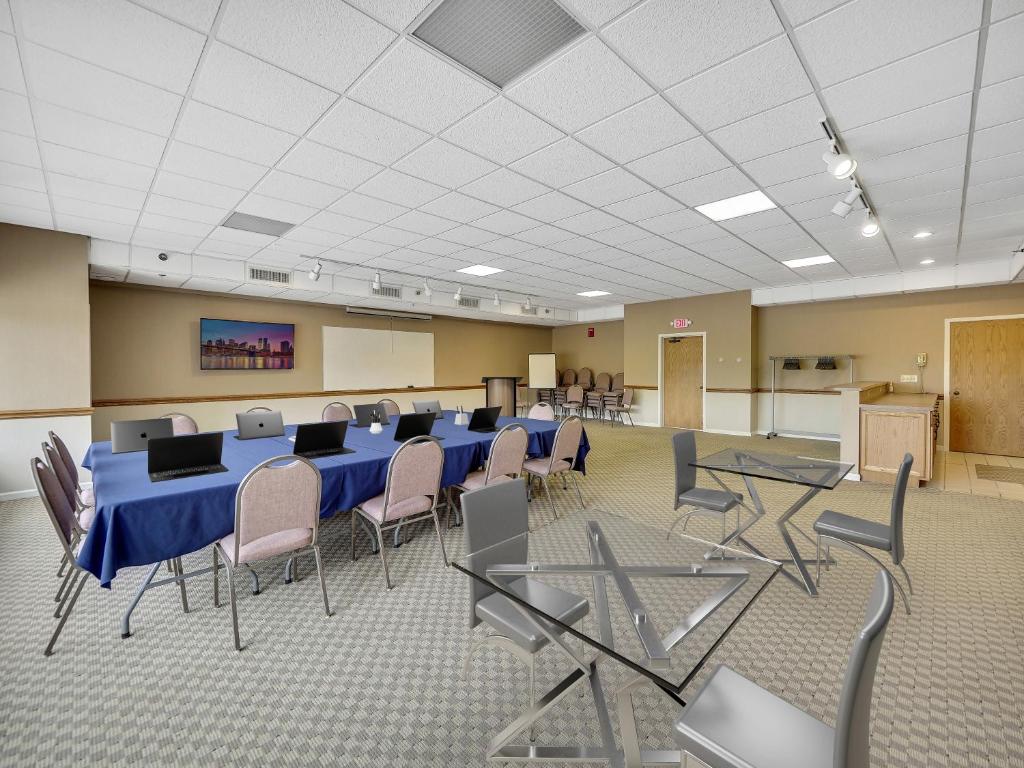 einen Konferenzraum mit einem blauen Tisch und Stühlen in der Unterkunft 104 Edgewater Inn in Charlevoix