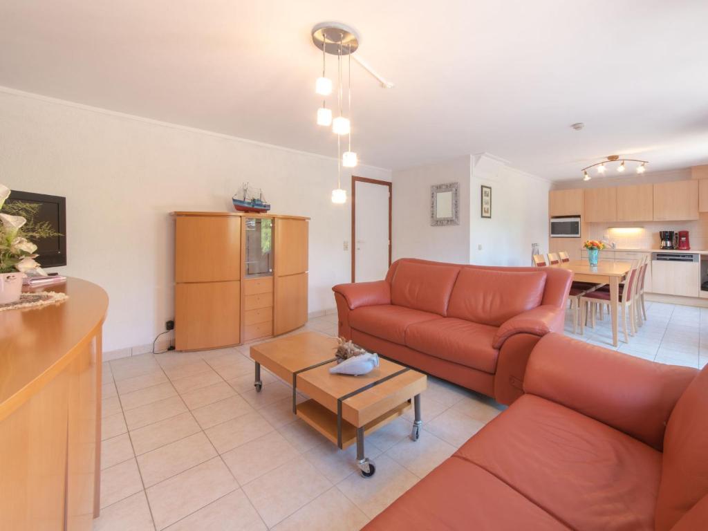 - un salon avec un canapé et une table dans l&#39;établissement Holiday Home New Village Park-6 by Interhome, à Bredene