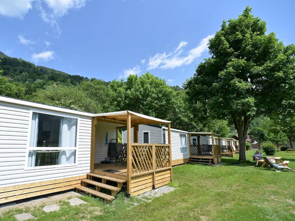 a row of mobile homes in a yard at Holiday Home Draucamping-1 by Interhome in Sachsenburg