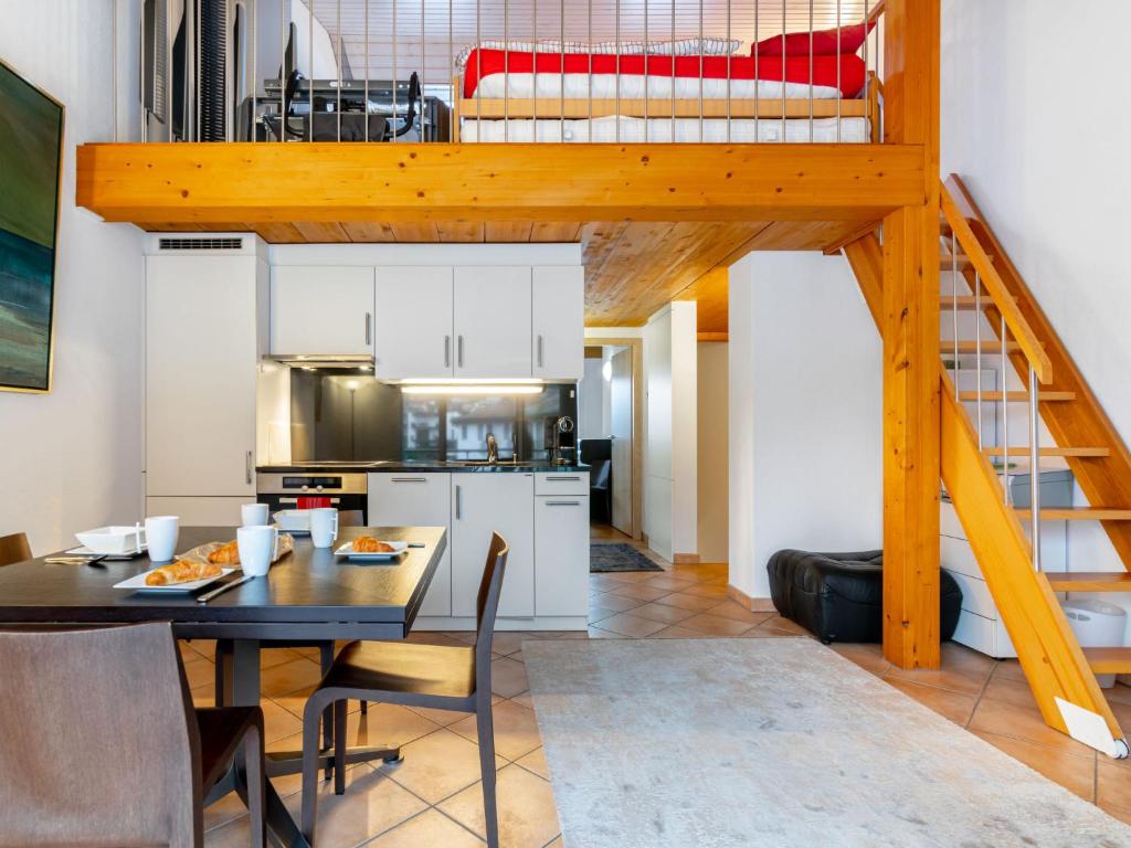 d'une cuisine et d'une salle à manger avec une mezzanine. dans l'établissement Apartment Tasman S16-2 by Interhome, au Bouveret