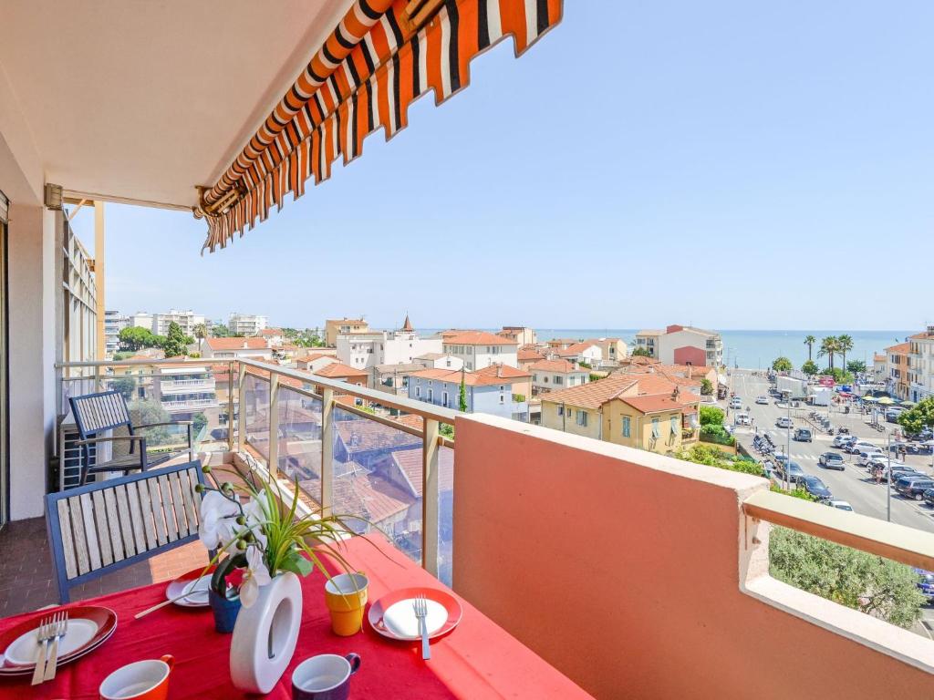 un balcon avec une table et une vue sur une ville dans l'établissement Apartment Etoile de Mer by Interhome, à Cagnes-sur-Mer